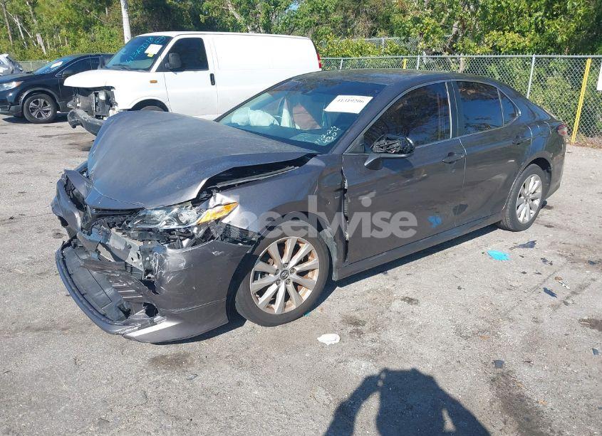 Photo 2 of 2019 Toyota Camry LE (VIN 4T1B11HK4KU184304)