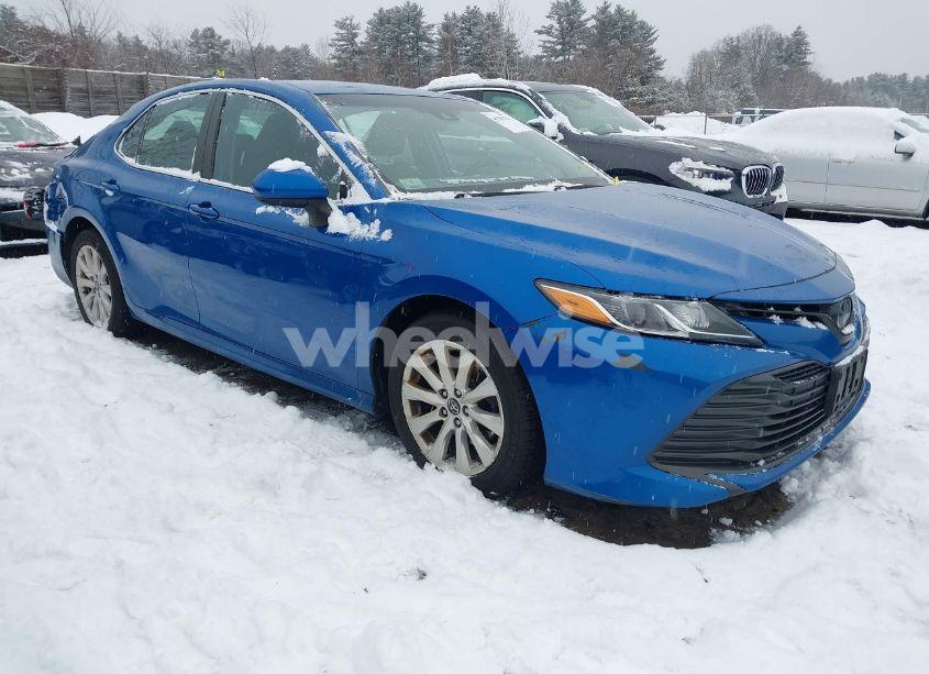 2019 Toyota Camry LE (VIN 4T1B11HK4KU199742) main photo