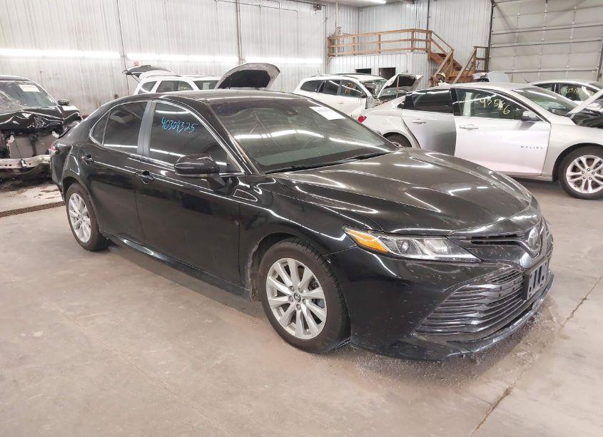 2019 Toyota Camry LE (VIN 4T1B11HK4KU232223) main photo