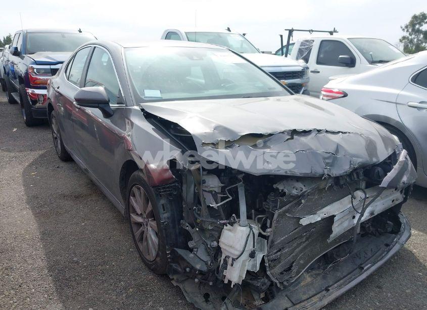 2019 Toyota Camry LE (VIN 4T1B11HK4KU254853) main photo