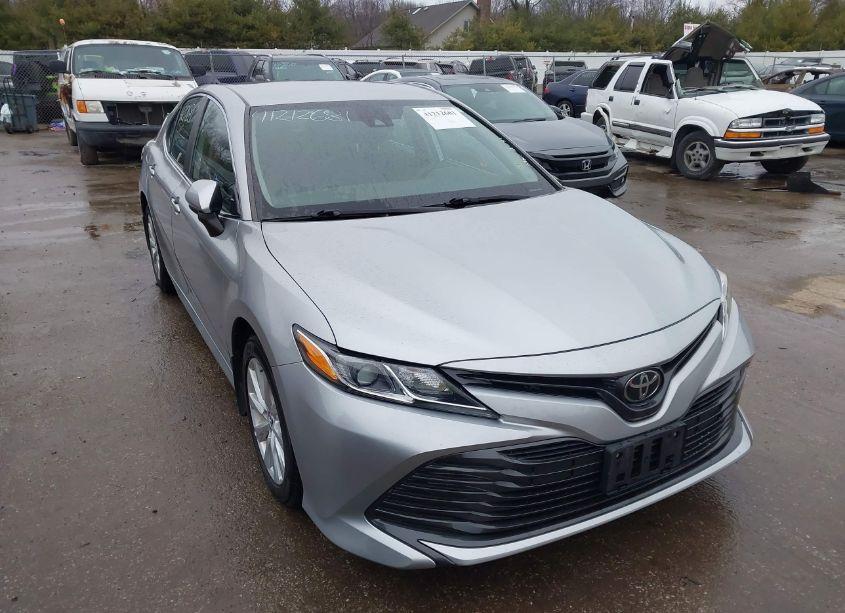 2019 Toyota Camry LE (VIN 4T1B11HK4KU263651) main photo