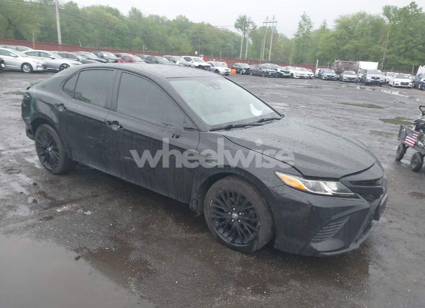 2019 Toyota Camry SE (VIN 4T1B11HK4KU268400) main photo