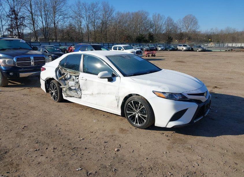2019 Toyota Camry SE (VIN 4T1B11HK4KU270535) main photo