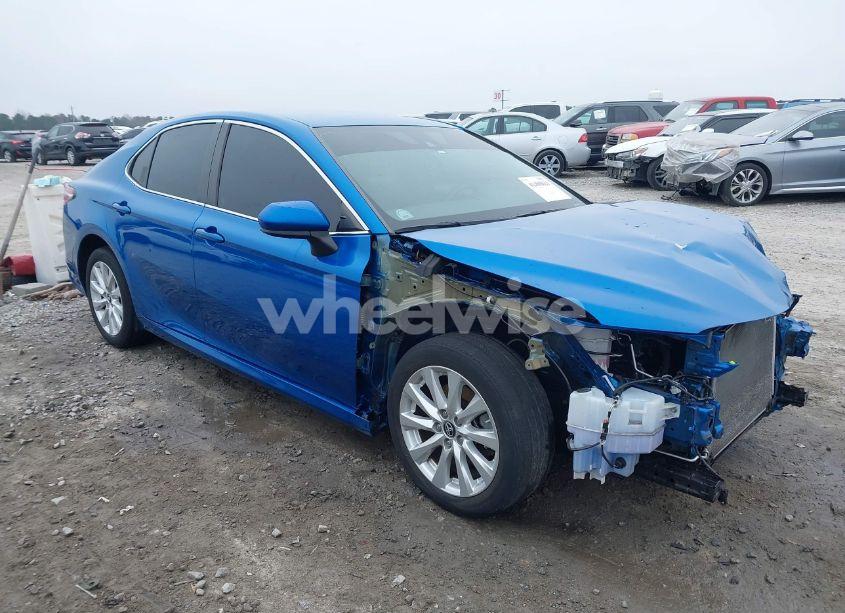 2019 Toyota Camry LE (VIN 4T1B11HK4KU272348) main photo