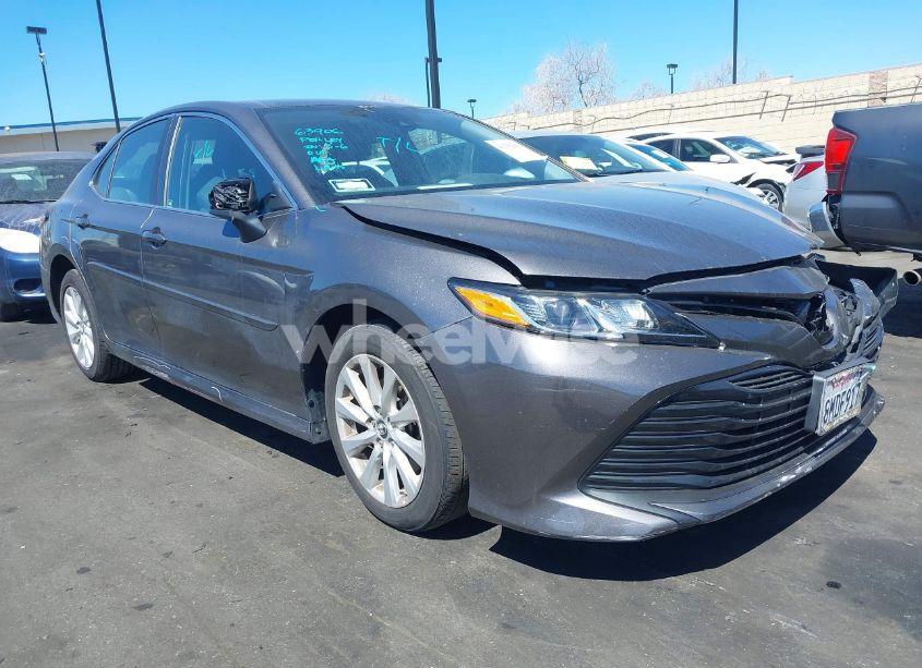 2019 Toyota Camry LE (VIN 4T1B11HK4KU288503) main photo