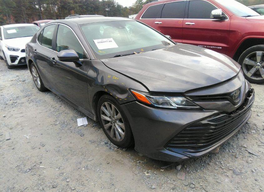 2019 Toyota Camry LE (VIN 4T1B11HK4KU689422) main photo