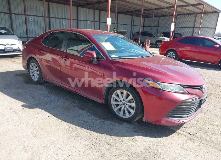 2019 Toyota Camry LE (VIN 4T1B11HK4KU725075) main photo
