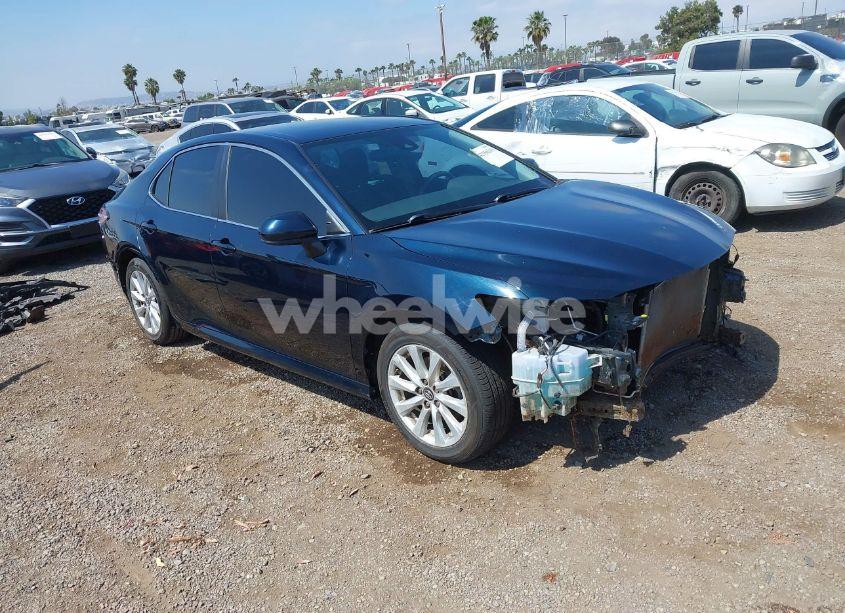 2019 Toyota Camry LE (VIN 4T1B11HK4KU733211) main photo