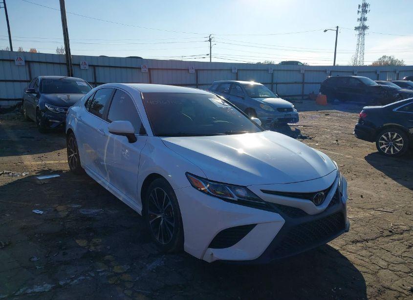 2019 Toyota Camry SE (VIN 4T1B11HK4KU780772) main photo