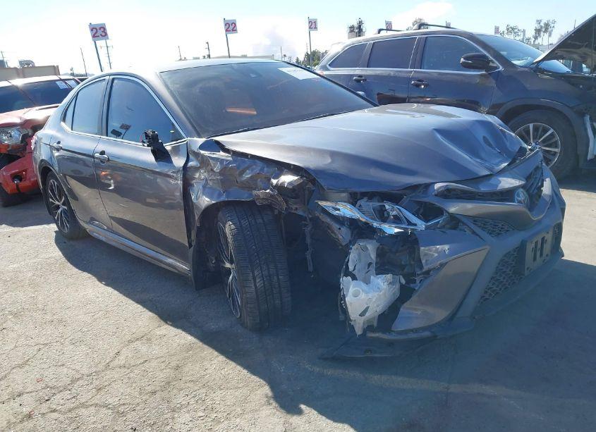 2019 Toyota Camry SE (VIN 4T1B11HK4KU810093) main photo