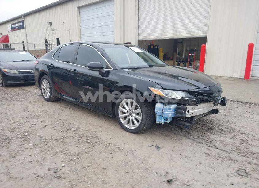 2019 Toyota Camry LE (VIN 4T1B11HK4KU810482) main photo