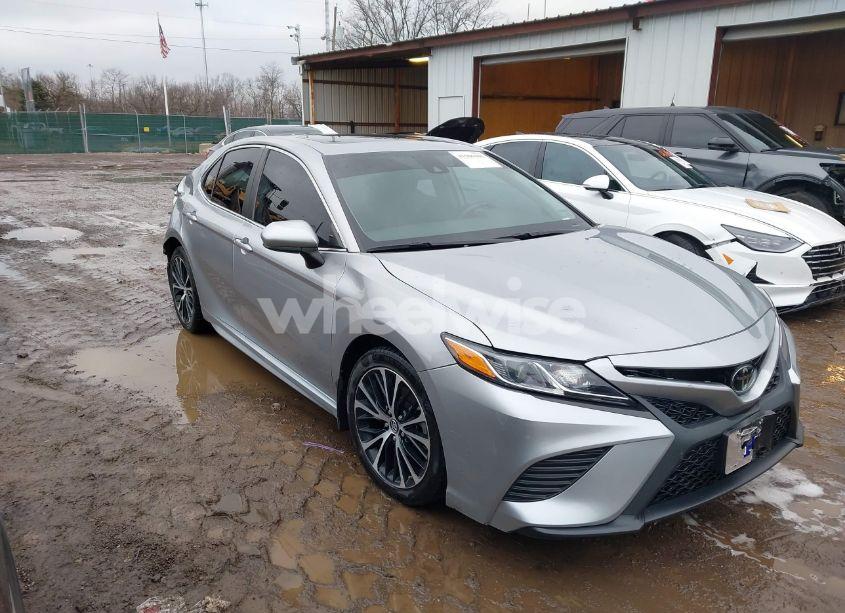 2019 Toyota Camry SE (VIN 4T1B11HK4KU834717) main photo