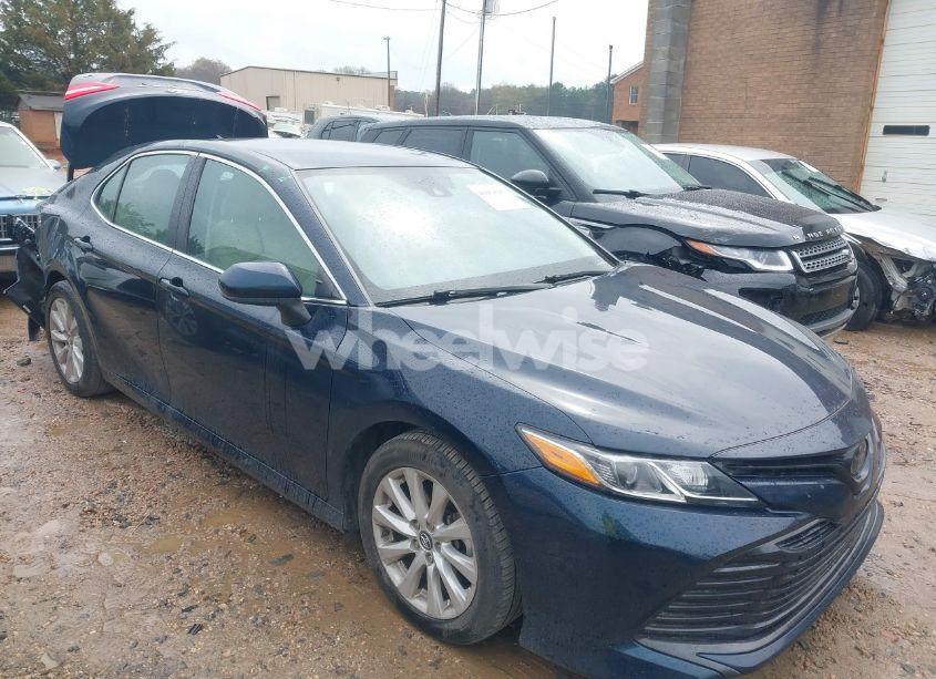 2019 Toyota Camry LE (VIN 4T1B11HK4KU848696) main photo