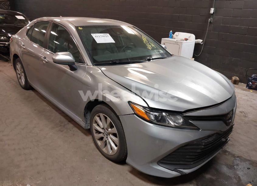 2019 Toyota Camry LE (VIN 4T1B11HK4KU856197) main photo