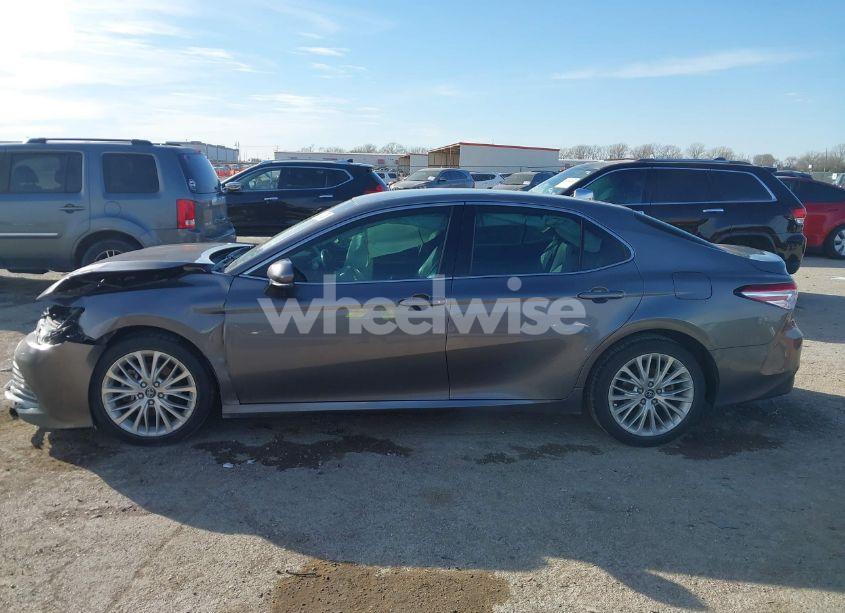 Photo 14 of 2018 Toyota Camry XLE (VIN 4T1B11HK5JU005122)