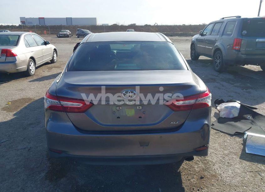Photo 16 of 2018 Toyota Camry XLE (VIN 4T1B11HK5JU005122)