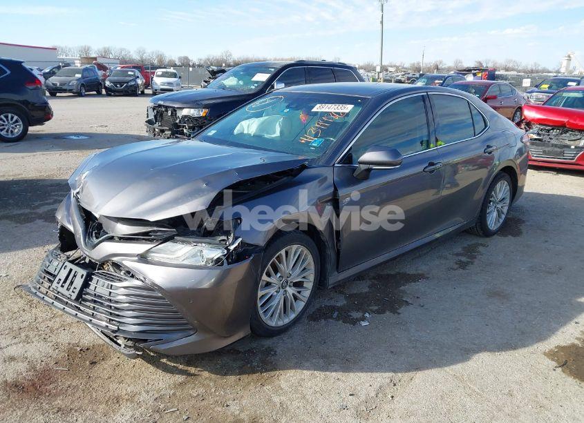 Photo 2 of 2018 Toyota Camry XLE (VIN 4T1B11HK5JU005122)