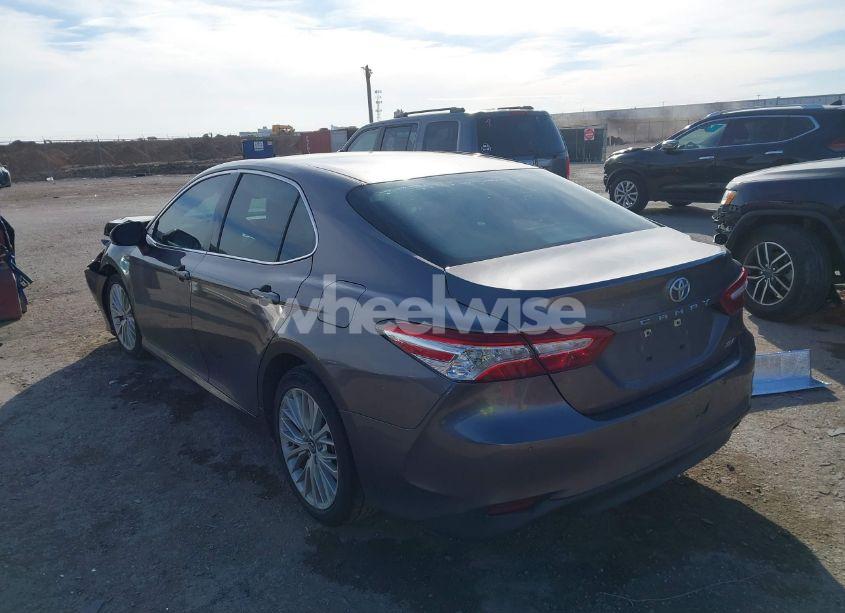 Photo 3 of 2018 Toyota Camry XLE (VIN 4T1B11HK5JU005122)