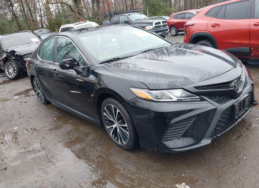2018 Toyota Camry SE (VIN 4T1B11HK5JU006741) main photo