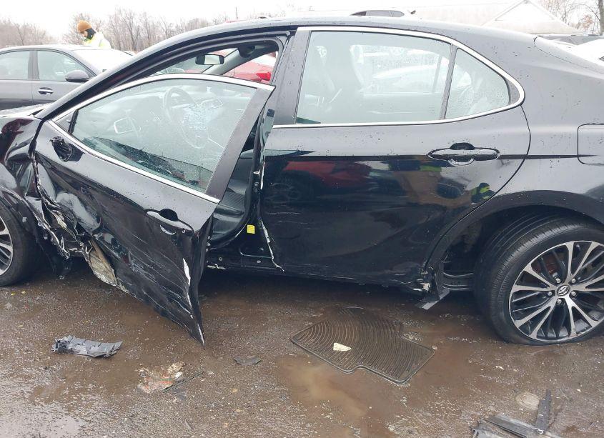 Photo 14 of 2018 Toyota Camry SE (VIN 4T1B11HK5JU006741)