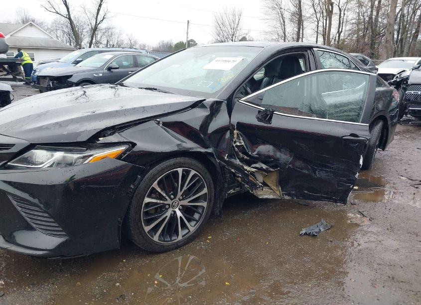 Photo 2 of 2018 Toyota Camry SE (VIN 4T1B11HK5JU006741)