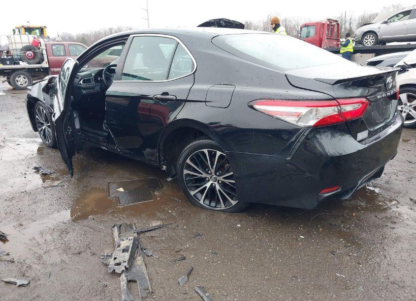 Photo 3 of 2018 Toyota Camry SE (VIN 4T1B11HK5JU006741)