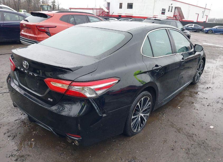 Photo 4 of 2018 Toyota Camry SE (VIN 4T1B11HK5JU006741)