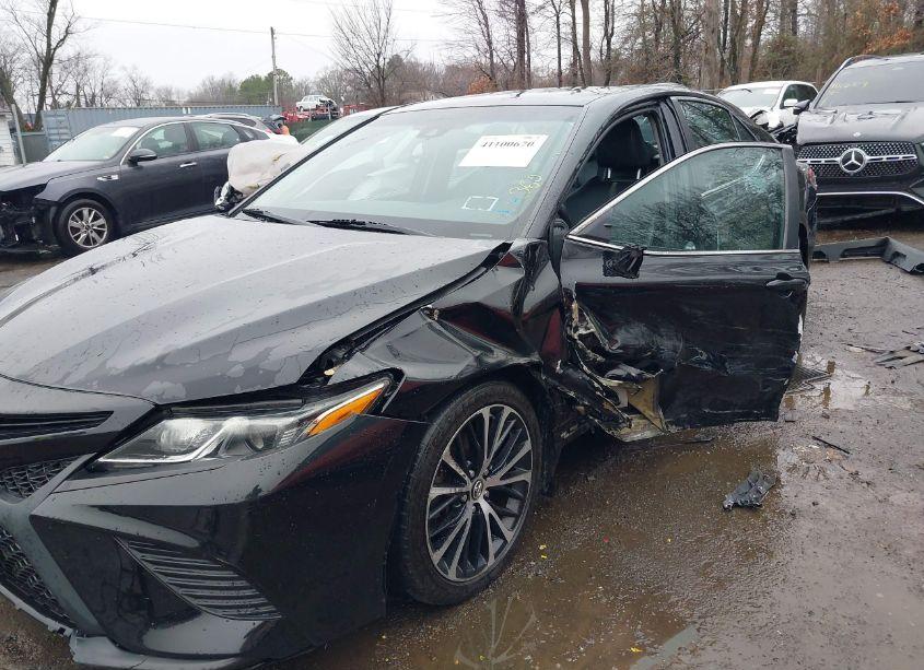 Photo 6 of 2018 Toyota Camry SE (VIN 4T1B11HK5JU006741)