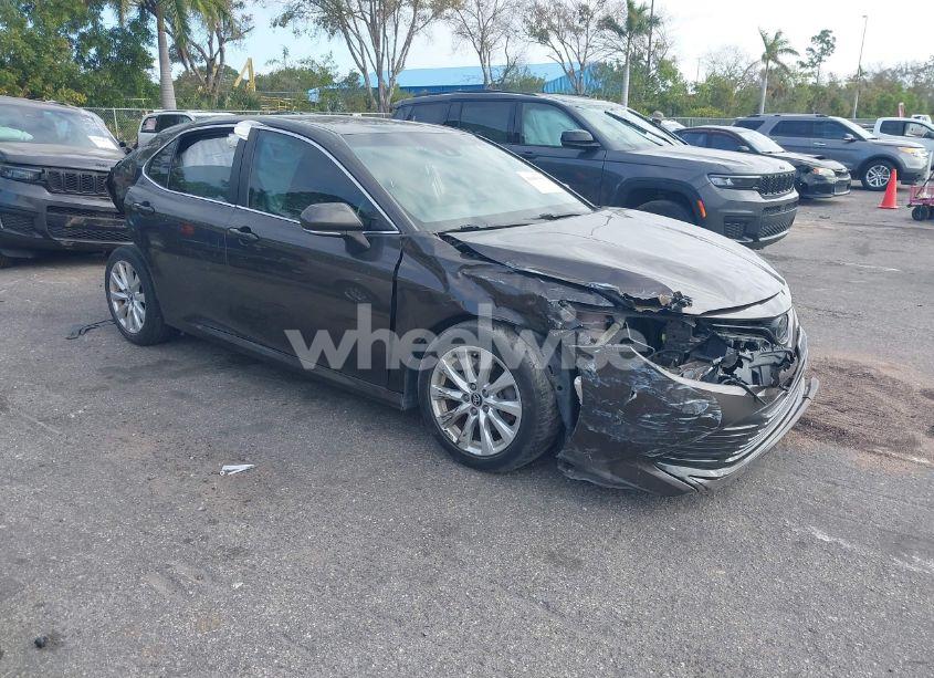 2018 Toyota Camry LE (VIN 4T1B11HK5JU006934) main photo