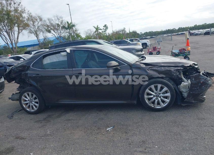 Photo 13 of 2018 Toyota Camry LE (VIN 4T1B11HK5JU006934)