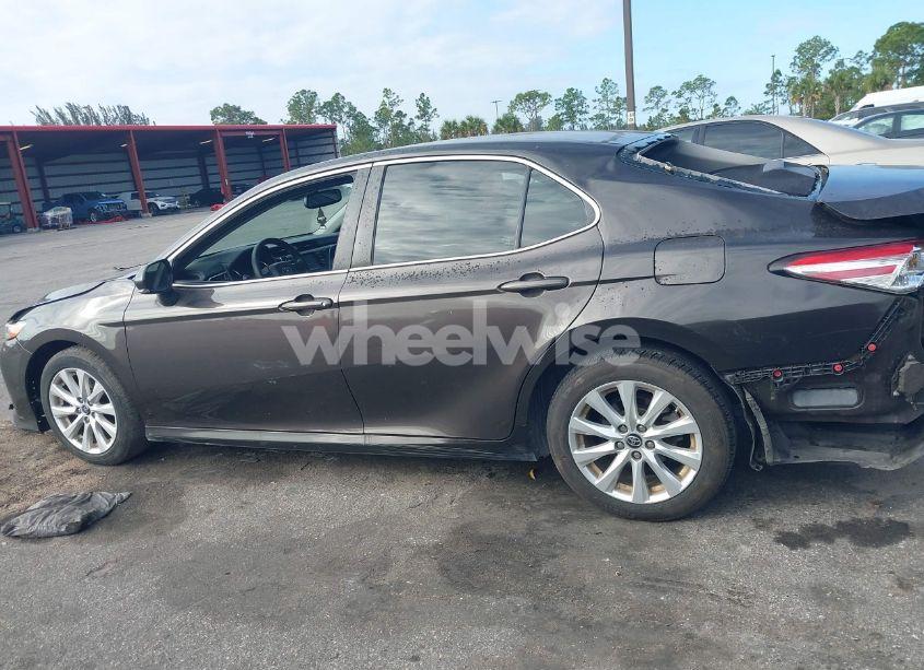 Photo 14 of 2018 Toyota Camry LE (VIN 4T1B11HK5JU006934)