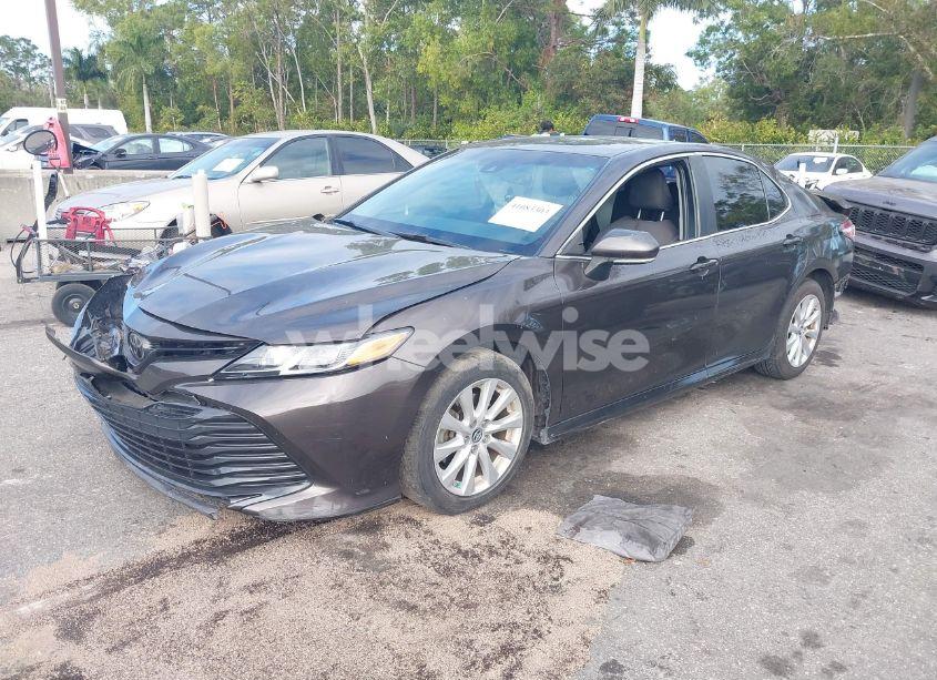 Photo 2 of 2018 Toyota Camry LE (VIN 4T1B11HK5JU006934)