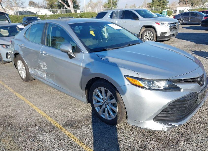 2018 Toyota Camry LE (VIN 4T1B11HK5JU012829) main photo