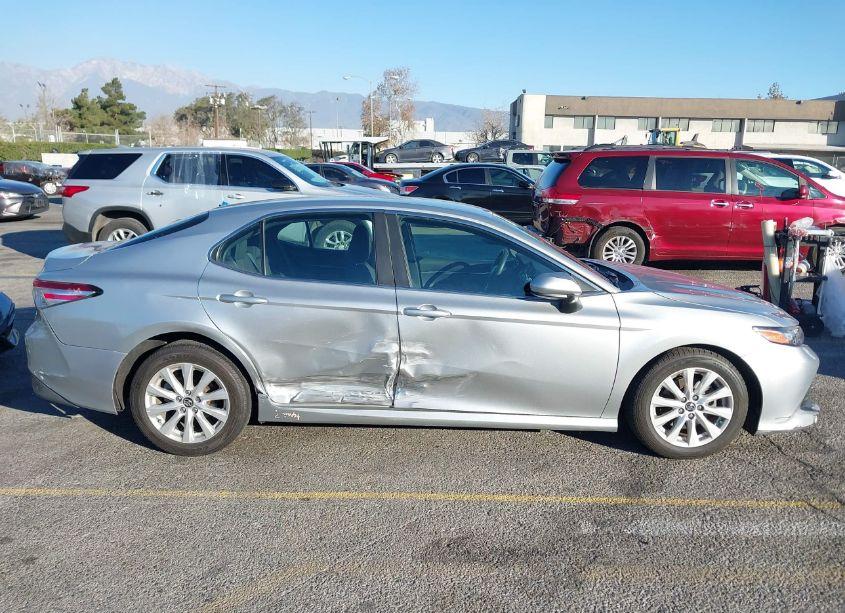 Photo 13 of 2018 Toyota Camry LE (VIN 4T1B11HK5JU012829)