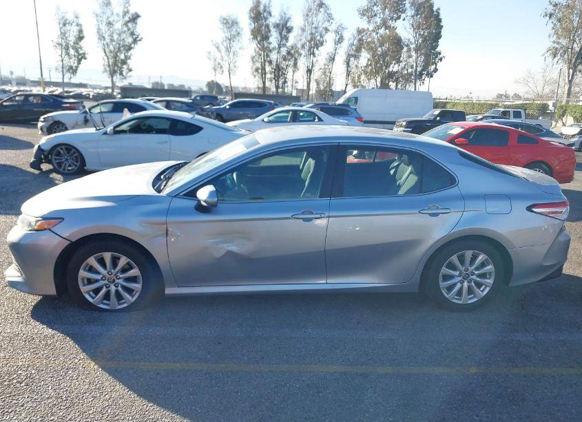 Photo 14 of 2018 Toyota Camry LE (VIN 4T1B11HK5JU012829)