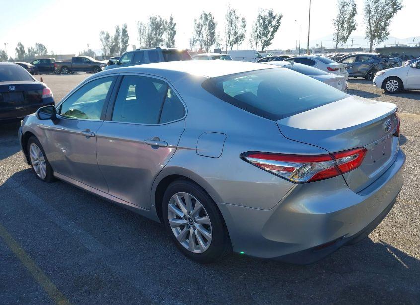 Photo 3 of 2018 Toyota Camry LE (VIN 4T1B11HK5JU012829)