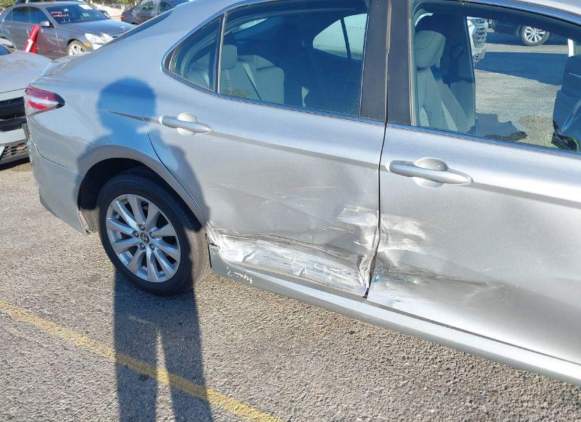 Photo 6 of 2018 Toyota Camry LE (VIN 4T1B11HK5JU012829)