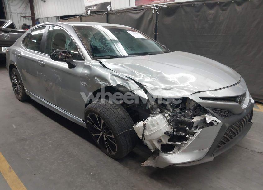 2018 Toyota Camry SE (VIN 4T1B11HK5JU017982) main photo