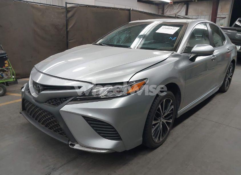 Photo 2 of 2018 Toyota Camry SE (VIN 4T1B11HK5JU017982)