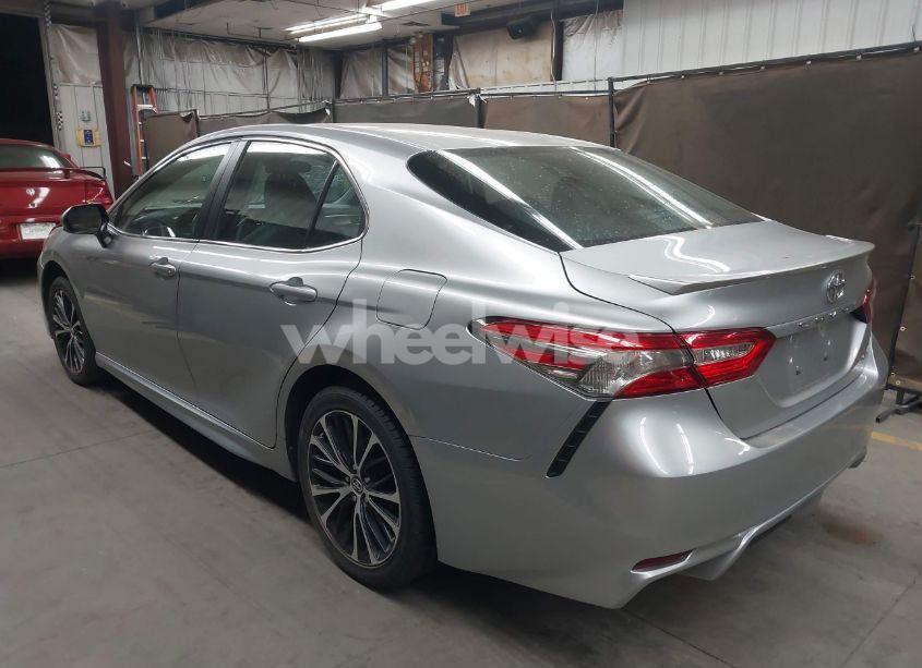 Photo 3 of 2018 Toyota Camry SE (VIN 4T1B11HK5JU017982)