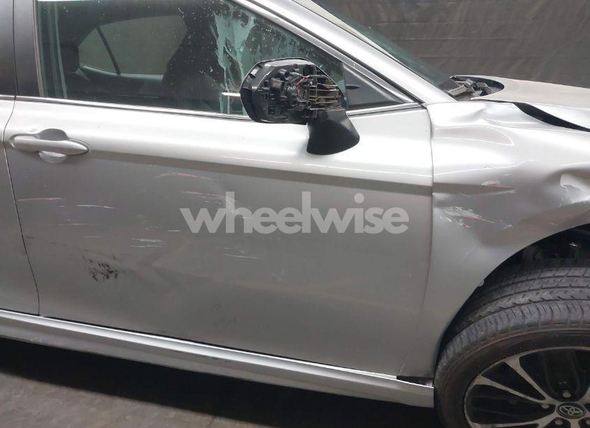 Photo 6 of 2018 Toyota Camry SE (VIN 4T1B11HK5JU017982)