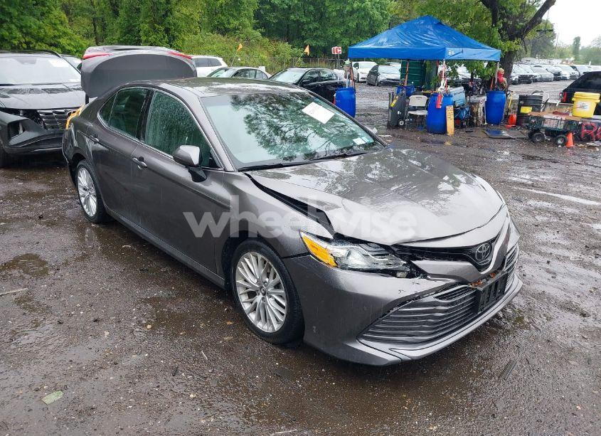 2018 Toyota Camry XLE (VIN 4T1B11HK5JU018498) main photo