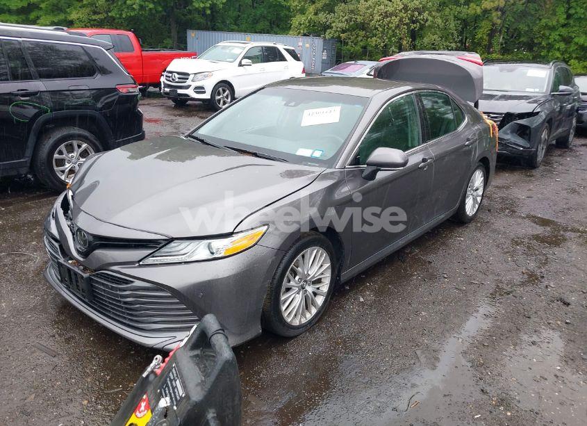 Photo 2 of 2018 Toyota Camry XLE (VIN 4T1B11HK5JU018498)