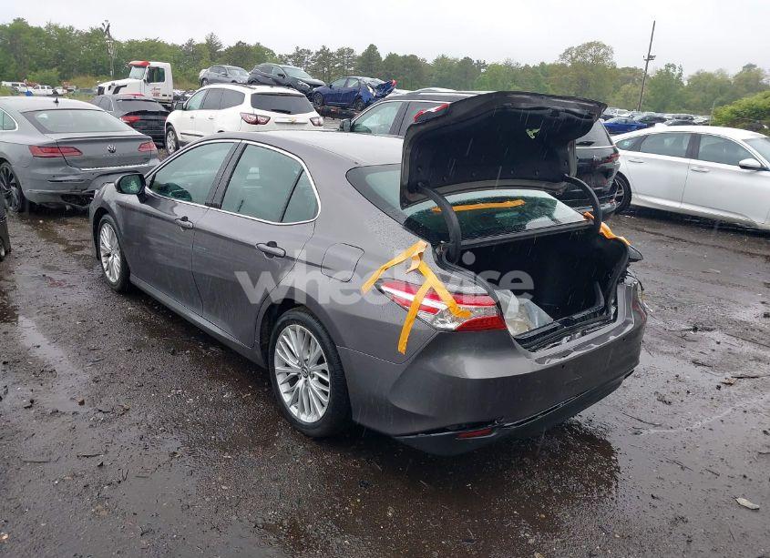 Photo 3 of 2018 Toyota Camry XLE (VIN 4T1B11HK5JU018498)