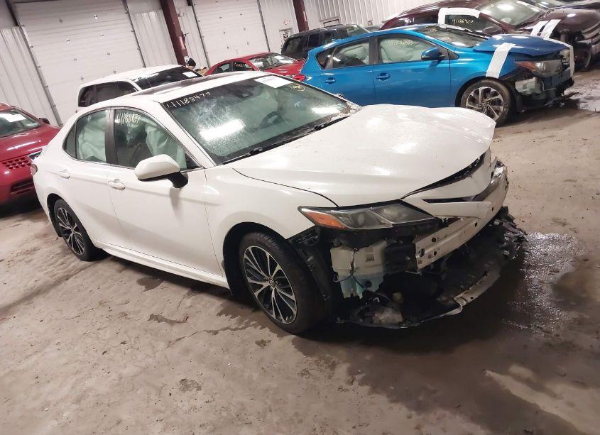 2018 Toyota Camry SE (VIN 4T1B11HK5JU027993) main photo