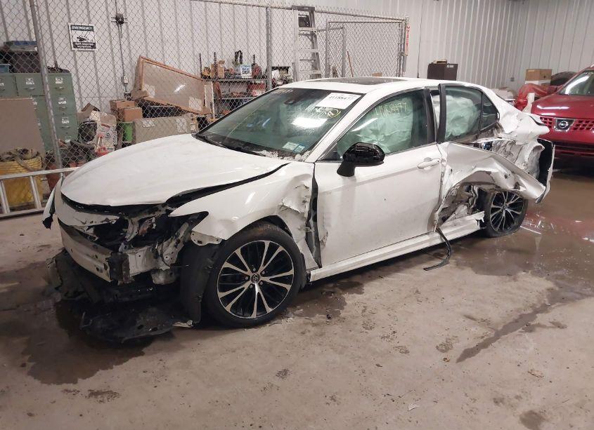 Photo 2 of 2018 Toyota Camry SE (VIN 4T1B11HK5JU027993)