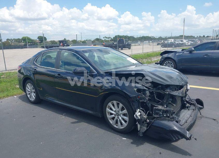 2018 Toyota Camry LE (VIN 4T1B11HK5JU045281) main photo