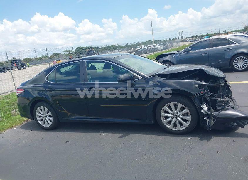 Photo 13 of 2018 Toyota Camry LE (VIN 4T1B11HK5JU045281)