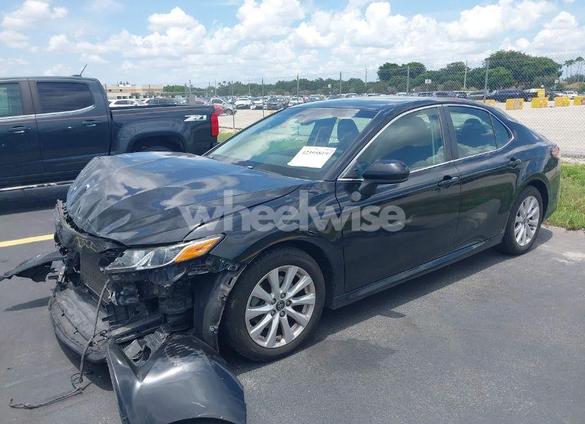 Photo 2 of 2018 Toyota Camry LE (VIN 4T1B11HK5JU045281)