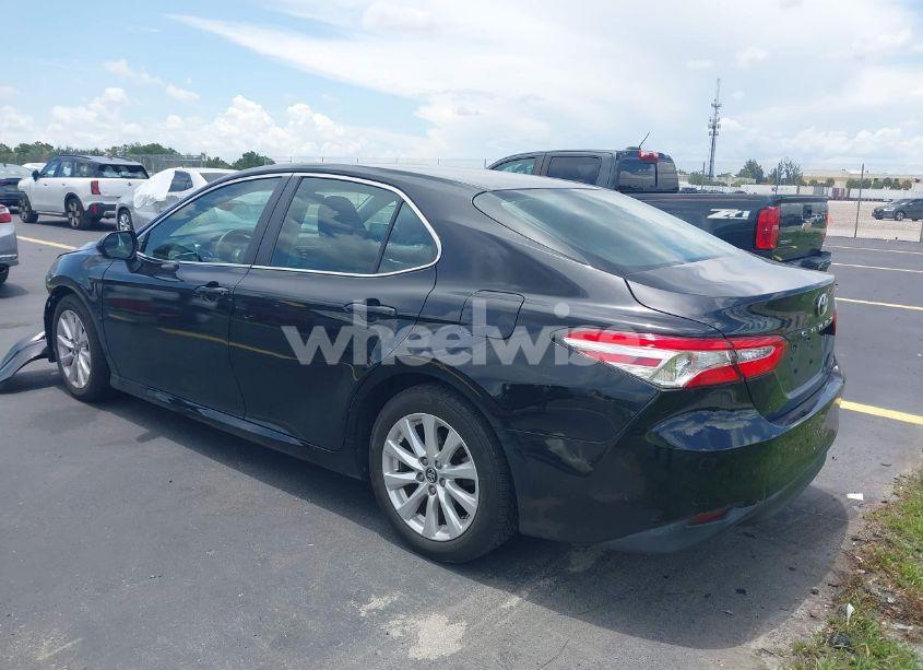 Photo 3 of 2018 Toyota Camry LE (VIN 4T1B11HK5JU045281)